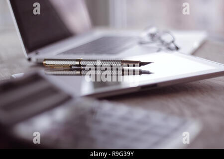 Close up.elegante penna stilografica su sfocata sullo sfondo sul posto di lavoro Foto Stock