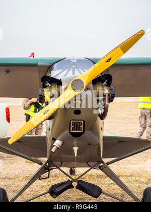 Dettaglio del naso e motore di un aereo Piper L-4 appartenenti alla Fondazione "Infante Orleans". Foto Stock