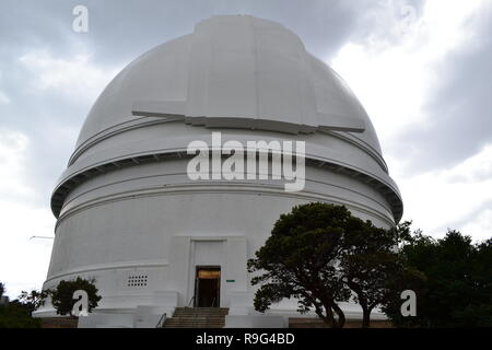 Una sorprendentemente thundery, pomeriggio piovoso nello storico Palomar Mountain Observatory, California, San Diego County. Luglio 2018. La struttura è a 6.000 ft Foto Stock