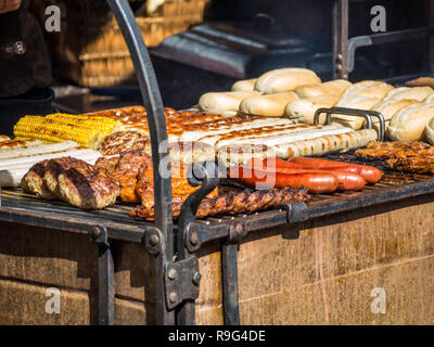 Stagione barbecue inizia: salsicce, Cracovia, bistecca Foto Stock