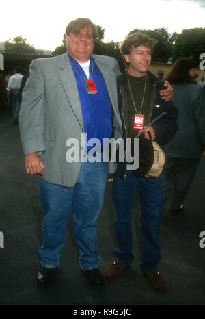 BURBANK, CA - 5 giugno: Comici/attori Chris Farley e David Spade frequentare la seconda annuale degli MTV Movie Awards il 5 giugno 1993 presso il Walt Disney Studios di Burbank, in California. Foto di Barry re/Alamy Stock Photo Foto Stock