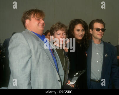 BURBANK, CA - 5 giugno: Comici/attori Chris Farley, attore David Spade, attrice Nina Huang e attore Christian Slater frequentare la seconda annuale degli MTV Movie Awards il 5 giugno 1993 presso il Walt Disney Studios di Burbank, in California. Foto di Barry re/Alamy Stock Photo Foto Stock