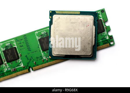 RAM e processore del computer isolati su sfondo bianco. Foto Stock