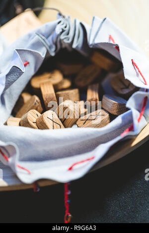 Close up di rune in legno sul tavolo. Il concetto di magia nordica e predizione. Foto Stock