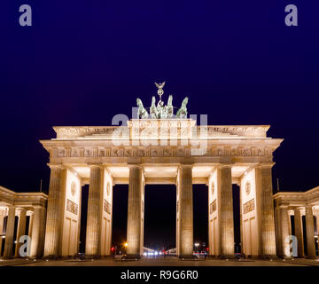 Neoclassico illuminato Porta di Brandeburgo (Brandenburger Tor), uno dei più noti monumenti della Germania di notte come visto dal Pariser Platz, M Foto Stock