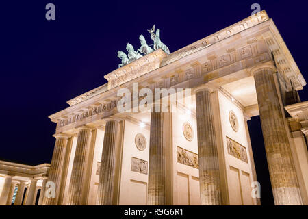 Neoclassico illuminato Porta di Brandeburgo (Brandenburger Tor), uno dei più noti monumenti della Germania di notte come visto dal Pariser Platz, M Foto Stock