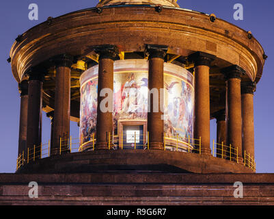 Berlino illuminata la Colonna della Vittoria (Siegessaule) monumento hall di pilastri con vetro mosaico di notte, il Tiergarten di Berlino, Germania Foto Stock