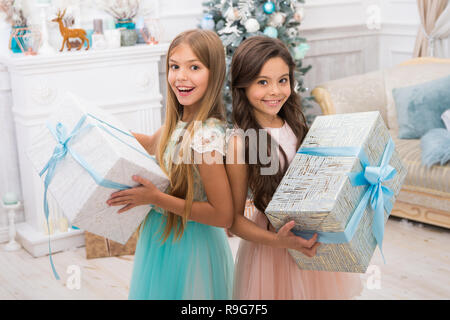 Felice bambine sorelle celebrare la vacanza invernale. Felice anno nuovo. tempo di Natale. Carino figlioli ragazza con xmas presente. consegna di regali di Natale. Vacanza in famiglia. Ultimi preparativi. Foto Stock