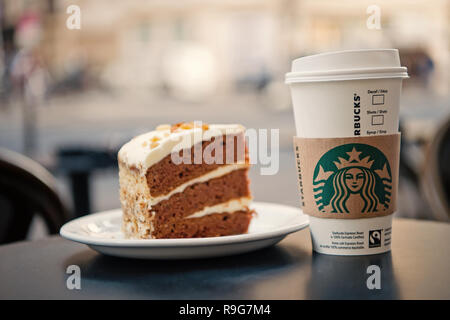 Parigi , France-September 27, 2017: un alto Starbucks Coffee in starbucks coffee shop con torta. Starbucks è il più grande del mondo coffee house con oltre 20.000 negozi in 61 paesi. Foto Stock