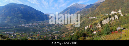 Vista panoramica sulle valli e le montagne delle Alpi italiane, nei dintorni di Merano, Alto Adige, Italia. Sulla destra il Castello Tirolo, in mezzo il Brunnen Foto Stock