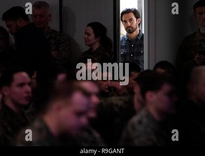 Manama, Bahrain. Xxi Dec, 2018. Attore Milo Ventimiglia orologi il Joint Chiefs OSU Christmas Show per servizio distribuito ai membri Dicembre 21, 2018 in Vaernes, Norvegia. Questo anno di animatori includono attori Milo Ventimiglia, Wilmer Valderrama, DJ J Dayz, più forti uomo sulla terra Matt Fraser, 3-tempo campione olimpionico Shaun White, Musica Country cantante Kellie Pickler, e comico Jessiemae Peluso. Credito: Planetpix/Alamy Live News Foto Stock