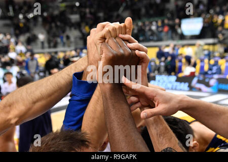 Torino, Italia. 23 Dic, 2018. durante la lega BASKET SERIE A pallacanestro 2018/19 match tra FIAT AUXILIUM TORINO vs ORIORA PISTOIA al PalaVela il 23 dicembre, 2018 a Torino, Italia. Credito: FABIO PETROSINO/Alamy Live News Foto Stock