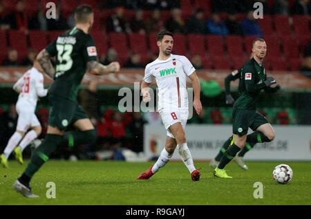 Augsburg, Germania. 23 Dic, 2018. firo: 23.12.2018, calcio, 1.Bundesliga, stagione 2018/2019, FC Augsburg - VFL Wolfsburg, Rani Khedira, FC Augsburg, Augsburg, FCA, figura intera | Utilizzo di credito in tutto il mondo: dpa/Alamy Live News Foto Stock