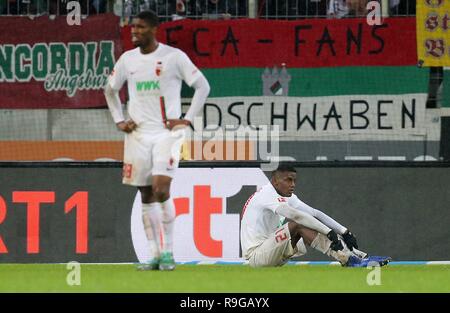 Augsburg, Germania. 23 Dic, 2018. firo: 23.12.2018, calcio, 1.Bundesliga, stagione 2018/2019, FC Augsburg - VFL Wolfsburg, Kevin Danso, Sergio Cordova, figura intera, Enttauschung | Utilizzo di credito in tutto il mondo: dpa/Alamy Live News Foto Stock