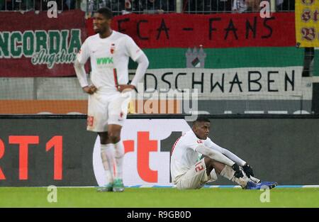 Augsburg, Germania. 23 Dic, 2018. firo: 23.12.2018, calcio, 1.Bundesliga, stagione 2018/2019, FC Augsburg - VFL Wolfsburg, Kevin Danso, Sergio Cordova, figura intera, Enttauschung | Utilizzo di credito in tutto il mondo: dpa/Alamy Live News Foto Stock