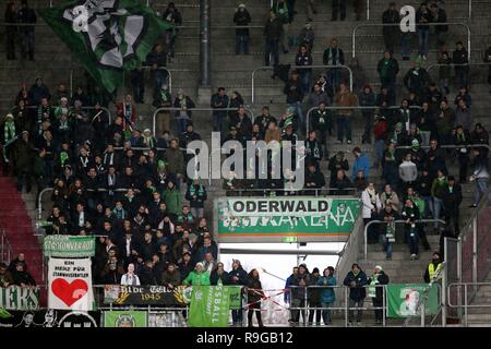 Augsburg, Germania. 23 Dic, 2018. firo: 23.12.2018, calcio, 1.Bundesliga, stagione 2018/2019, FC Augsburg - VFL Wolfsburg, VFL Wolfsburg,, VFL Wolfsburg, ventole, Generale, funzione, depositante | Utilizzo di credito in tutto il mondo: dpa/Alamy Live News Foto Stock