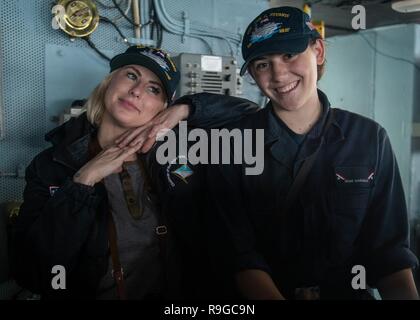 USS Stennis Air Craft Carrier, Oman. 23 Dic, 2018. Musica Country cantante Kellie Pickler pone con un marinaio sul ponte della portaerei USS John C. Stennis prima di prendere parte alla Joint Chiefs OSU Christmas Show per servizio distribuito ai membri 23 dicembre 2018 nel Golfo Persico. Questo anno di animatori includono attori Milo Ventimiglia, Wilmer Valderrama, DJ J Dayz, più forti uomo sulla terra Matt Fraser, 3-tempo campione olimpionico Shaun White, Musica Country cantante Kellie Pickler, e comico Jessiemae Peluso. Credito: Planetpix/Alamy Live News Foto Stock