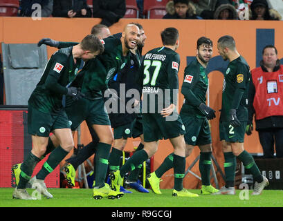 Augsburg, Germania. 23 Dic, 2018. I giocatori di Wolfsburg celebrare rigature durante la Bundesliga match tra FC Augsburg e Vfl Wolfsburg ad Augsburg, in Germania, a Dic. 23, 2018. Augsburg perso 2-3. Credito: Philippe Ruiz/Xinhua/Alamy Live News Foto Stock