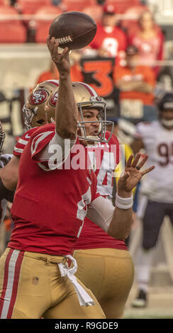 Santa Clara, California, USA. 23 Dic, 2018. San Francisco 49ers quarterback Nick Mullens (4) Domenica, Dicembre 23, 2018 a Levis Stadium di Santa Clara, California. La porta ha sconfitto il 49ers 13-9. Credito: Al di Golub/ZUMA filo/Alamy Live News Foto Stock