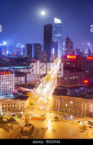 Shenyang, Shenyang, Cina. 24 dicembre, 2018. Shenyang, Cina-paesaggio notturno di Zhongshan Square a Shenyang, nordest ChinaÃ¢â'¬â"¢s Provincia di Liaoning. Credito: SIPA Asia/ZUMA filo/Alamy Live News Foto Stock