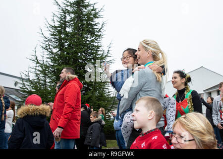 Cardiff, Galles, UK. 24 dicembre, 2018. Sully, Wales, Regno Unito, 24 dicembre 2018. Ty lavoratore Hafan Lucia Watt detiene Carol Wang come Babbo Natale atterra a ricovero per bambini Ty Hafan alla vigilia di Natale con l aiuto del Galles Air Ambulance. Credito: Mark Hawkins/Alamy Live News Foto Stock