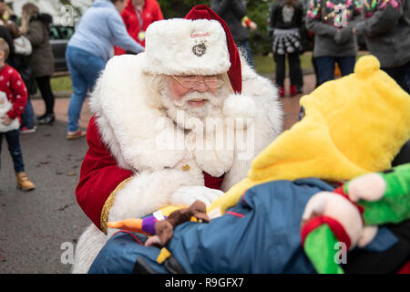 Cardiff, Galles, UK. 24 dicembre, 2018. Sully, Wales, Regno Unito, 24 dicembre 2018. Babbo Natale visita i bambini di ospizio Ty Hafan alla vigilia di Natale con l aiuto del Galles Air Ambulance. Credito: Mark Hawkins/Alamy Live News Foto Stock