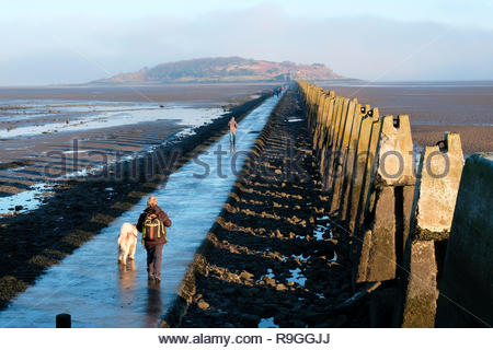 Edinburgh, Regno Unito. 24 dicembre, 2018. Regno Unito Meteo, gente in isola Cramond causeway, soleggiato con banco di nebbia. Credito: Craig Brown/Alamy Live News. Foto Stock