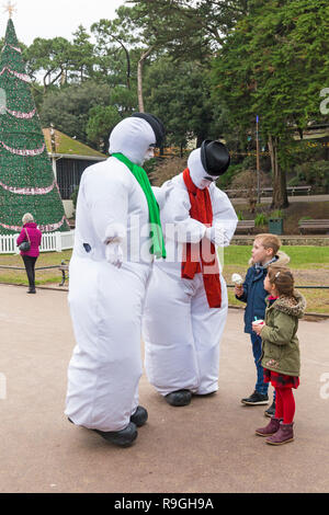 Bournemouth Dorset, Regno Unito. Il 24 dicembre 2018. Bouncing pupazzi di neve sentire il freddo in modo oscillare in alto e in basso in Giardini inferiori di Bournemouth per mantenere in caldo, molto per il divertimento dei bambini! I pupazzi di neve Vuoi un gelato troppo!!! Credito: Carolyn Jenkins/Alamy Live News Foto Stock