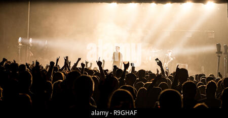 Motherwell, in Scozia, Regno Unito. Il 23 dicembre, 2018. Motherwell band LaFontaines strappare la Civic Center Concert Hall sulla loro homecoming gig. Credito: Stuart Westwood/Alamy Live News Foto Stock