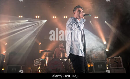 Motherwell, in Scozia, Regno Unito. Il 23 dicembre, 2018. Motherwell band LaFontaines strappare la Civic Center Concert Hall sulla loro homecoming gig. Credito: Stuart Westwood/Alamy Live News Foto Stock