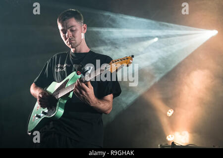 Motherwell, in Scozia, Regno Unito. Il 23 dicembre, 2018. Motherwell band LaFontaines strappare la Civic Center Concert Hall sulla loro homecoming gig. Credito: Stuart Westwood/Alamy Live News Foto Stock