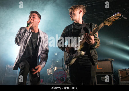 Motherwell, in Scozia, Regno Unito. Il 23 dicembre, 2018. Motherwell band LaFontaines strappare la Civic Center Concert Hall sulla loro homecoming gig. Credito: Stuart Westwood/Alamy Live News Foto Stock