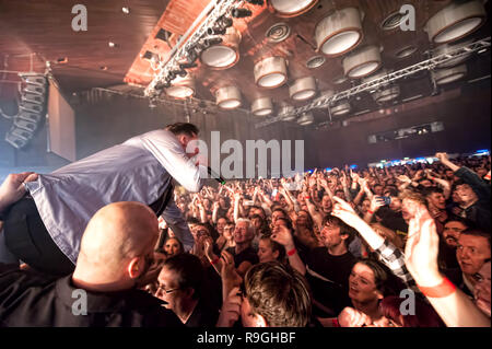 Motherwell, in Scozia, Regno Unito. Il 23 dicembre, 2018. Motherwell band LaFontaines strappare la Civic Center Concert Hall sulla loro homecoming gig. Credito: Stuart Westwood/Alamy Live News Foto Stock