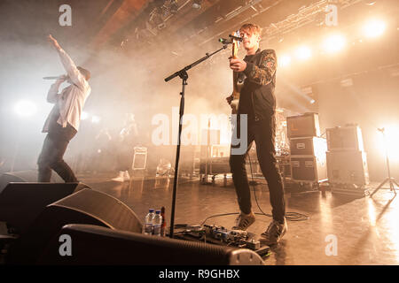 Motherwell, in Scozia, Regno Unito. Il 23 dicembre, 2018. Motherwell band LaFontaines strappare la Civic Center Concert Hall sulla loro homecoming gig. Credito: Stuart Westwood/Alamy Live News Foto Stock