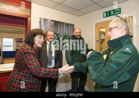 Johnstone, Glasgow, Regno Unito. Il 24 dicembre 2018. Scottish il Ministro della Salute - Jeane Freeman Visite Scottish Ambulance Service di Operazioni Speciali Response Team (Ordinamento) dove incontra alcuni dei paramedici che forniscono ambulanza specializzati per la cura di pazienti durante gli incidenti più gravi e in ambienti pericolosi e illustrato le attrezzature specifiche (compresa tra bio pericoli e tute balistici, acqua salvataggio kit per ambulanza i kit specifici per l'effettivo veicoli specializzati), utilizzato. Credito: Colin Fisher/Alamy Live News Foto Stock