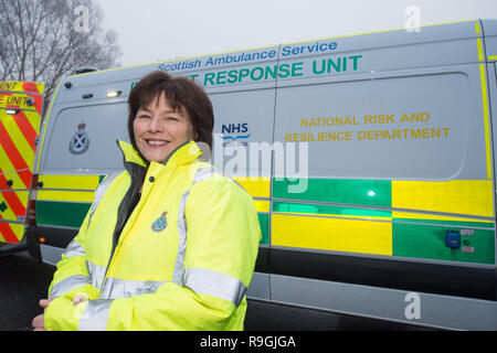 Johnstone, Glasgow, Regno Unito. Il 24 dicembre 2018. Scottish il Ministro della Salute - Jeane Freeman Visite Scottish Ambulance Service di Operazioni Speciali Response Team (Ordinamento) dove incontra alcuni dei paramedici che forniscono ambulanza specializzati per la cura di pazienti durante gli incidenti più gravi e in ambienti pericolosi e illustrato le attrezzature specifiche (compresa tra bio pericoli e tute balistici, acqua salvataggio kit per ambulanza i kit specifici per l'effettivo veicoli specializzati), utilizzato. Credito: Colin Fisher/Alamy Live News Foto Stock