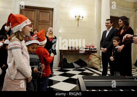 Gli studenti di inter culturale scuola primaria visto Singing Christmas Carol al Primo Ministro greco. I bambini cantare i canti natalizi per il primo ministro greco, Alexis Tsipras, in Maximos Mansion. Foto Stock