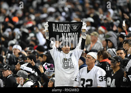 Oakland, CA. 24 dicembre, 2018. Raider tifosi durante la NFL partita di calcio tra la Denver Broncos e Oakland Raiders a Oakland Alameda Coliseum di Oakland, CA. Chris Brown/CSM/Alamy Live News Foto Stock