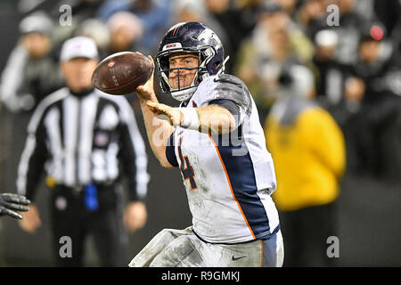 Oakland, CA. 24 dicembre, 2018. Denver Broncos quarterback caso Keenum (4) passante durante la NFL partita di calcio tra la Denver Broncos e Oakland Raiders a Oakland Alameda Coliseum di Oakland, CA. Chris Brown/CSM/Alamy Live News Foto Stock