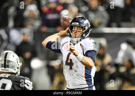 Oakland, CA. 24 dicembre, 2018. Denver Broncos quarterback caso Keenum (4) passa durante la NFL partita di calcio tra la Denver Broncos e Oakland Raiders a Oakland Alameda Coliseum di Oakland, CA. Chris Brown/CSM/Alamy Live News Foto Stock