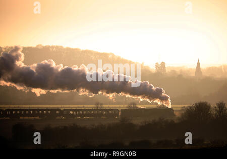 Peterborough, Regno Unito. 24 dicembre, 2018. La Vigilia di Natale Tornado treni a vapore sul Nene Valley Railway poteri che modo attraverso Nene Park, Peterborough, CAMBRIDGESHIRE, il 24 dicembre 2018. Credito: Paolo Marriott/Alamy Live News Foto Stock