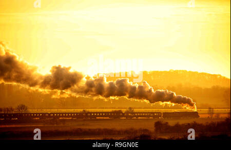 Peterborough, Regno Unito. 24 dicembre, 2018. La Vigilia di Natale Tornado treni a vapore sul Nene Valley Railway poteri che modo attraverso Nene Park appena prima del tramonto in Peterborough, CAMBRIDGESHIRE, il 24 dicembre 2018. Credito: Paolo Marriott/Alamy Live News Foto Stock