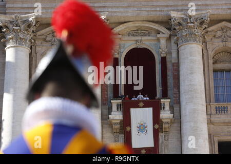 Città del Vaticano, 25 dicembre, 2018. Papa Francesco recapita il messaggio Urbi et Orbi (In latino "alla città e al mondo" ) giorno di Natale la benedizione dalla loggia centrale della Basilica di San Pietro. Credito: Riccardo De Luca immagini di aggiornamento/ Alamy Live News Foto Stock