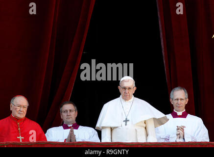 Città del Vaticano, 25 dicembre, 2018. Papa Francesco recapita il messaggio Urbi et Orbi (In latino "alla città e al mondo" ) giorno di Natale la benedizione dalla loggia centrale della Basilica di San Pietro. Credito: Riccardo De Luca immagini di aggiornamento/ Alamy Live News Foto Stock