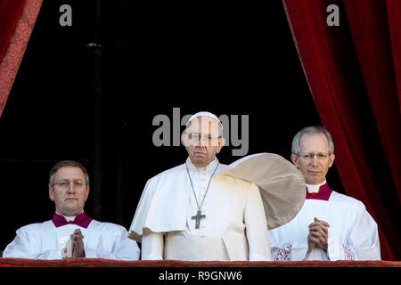 Città del Vaticano, 25 dicembre, 2018. Papa Francesco recapita il messaggio Urbi et Orbi (In latino "alla città e al mondo" ) giorno di Natale la benedizione dalla loggia centrale della Basilica di San Pietro. Credito: Riccardo De Luca immagini di aggiornamento/ Alamy Live News Foto Stock