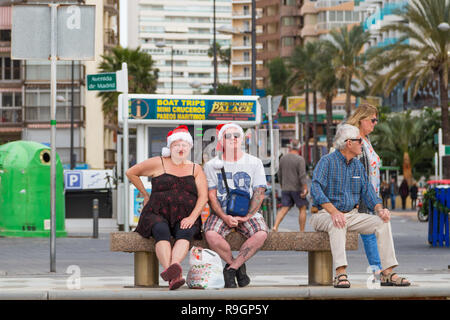 Benidorm, Costa Blanca, Spagna, 25 dicembre 2018. Turisti britannici abito per l'occasione il giorno di Natale in questo preferito getaway destinazione per gli inglesi sfuggire il freddo a casa. Temperature saranno in media-alta 20's Celsius oggi in questo hotspot del mediterraneo. Foto Stock