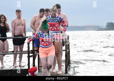 Oltre 250 persone hanno preso parte in questi anni il giorno di Natale di nuotare in Clontarf per raccogliere fondi per il RNLI Foto Stock