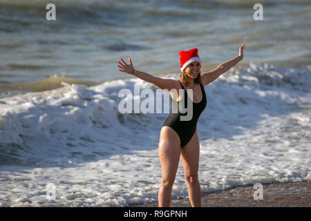 Brighton, Regno Unito. 25 dic 2018. Intrepid nuotatori prendere un tuffo in mare al giorno di Natale a Brighton, Regno Unito. 25 Dic, 2018. Nuoto a Natale è stato piuttosto una tradizione nel corso di diversi anni in UK Credit: Matt Duckett/IMAGESLIVE/ZUMA filo/Alamy Live News Foto Stock