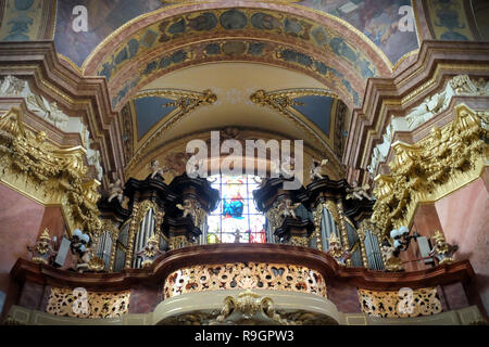 Olomouc, Repubblica Ceca. 25 Dic, 2018. Chiesa di San Michele è una chiesa cattolica romana di Olomouc nella Repubblica Ceca. La chiesa, originariamente connessa con l'ordine domenicano, fu costruita nel XIII secolo e ricostruita nella sua attuale forma barocca nel 1676-1703 da Giovanni Pietro Tencalla. Decorazioni a stucco degli interni è stato fornito da Baltazar Fontana. La chiesa è caratterizzata dai suoi tre cupole che simboleggia la santa Trinità. Il lato di fondo di tutte le cupole è coperto da affreschi. Organo da chiesa sono originali dal 1706, realizzato da David Sieber, organista da Brno. (Cred Foto Stock