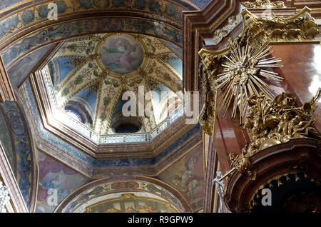 Olomouc, Repubblica Ceca. 25 Dic, 2018. Chiesa di San Michele è una chiesa cattolica romana di Olomouc nella Repubblica Ceca. La chiesa, originariamente connessa con l'ordine domenicano, fu costruita nel XIII secolo e ricostruita nella sua attuale forma barocca nel 1676-1703 da Giovanni Pietro Tencalla. Decorazioni a stucco degli interni è stato fornito da Baltazar Fontana. La chiesa è caratterizzata dai suoi tre cupole che simboleggia la santa Trinità. Il lato di fondo di tutte le cupole è coperto da affreschi. Organo da chiesa sono originali dal 1706, realizzato da David Sieber, organista da Brno. (Cred Foto Stock